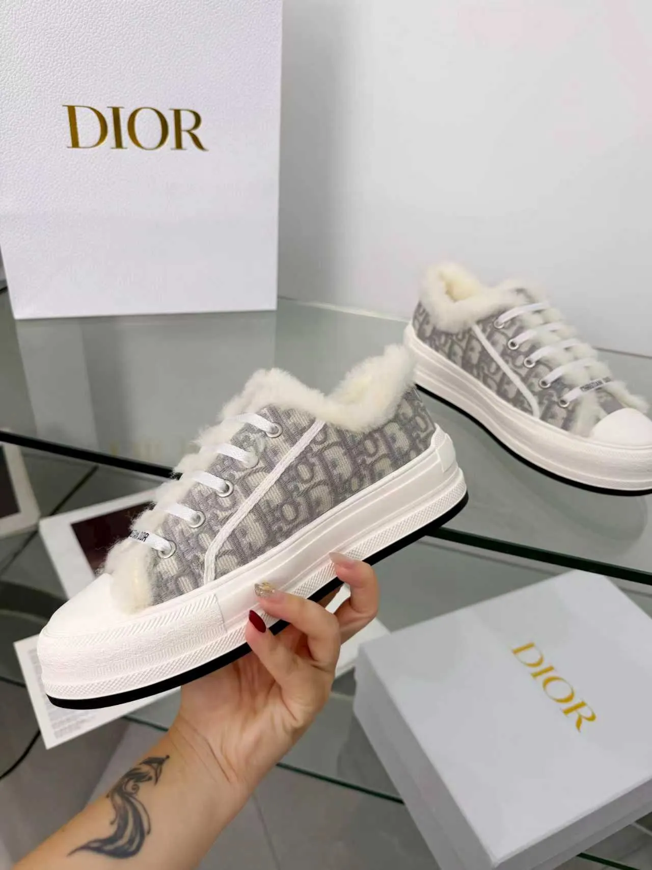 Men's men's shoes pP540! 𝐃𝐈𝐎𝐑 𝐖𝐚𝐥𝐤'𝐧 Dior Presbyopia Embroidery Wool Thick Sole Canvas Shoes Casual Sneakers (Half Flop) These Walk'n'Dior thick sole sneakers are a fashionable piece that elevates the collection. Oblique printed cotton embroidered upper with comfortable platform sole, tongue and Christian Dior Paris signature laces. Bottom thickness 4.5CM Size: Women's 35-41